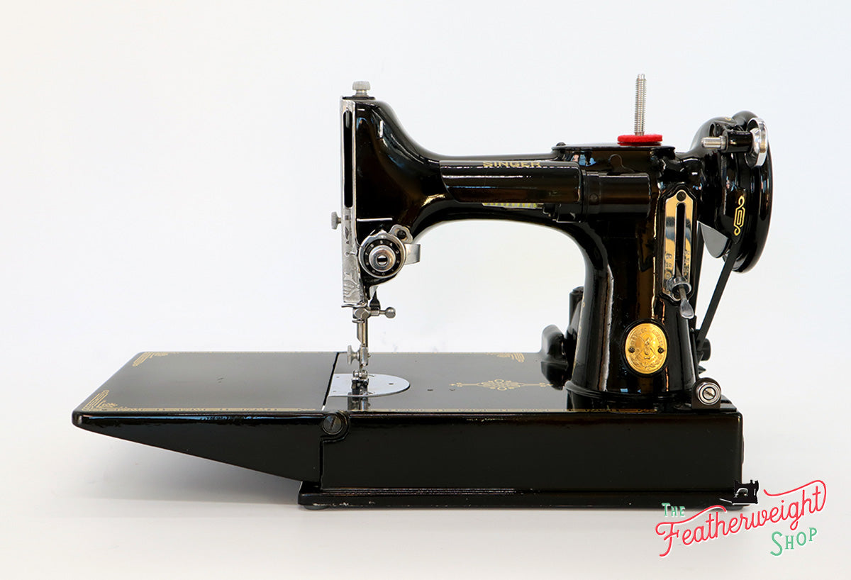 Singer Featherweight 221K Sewing Machine, EG352***