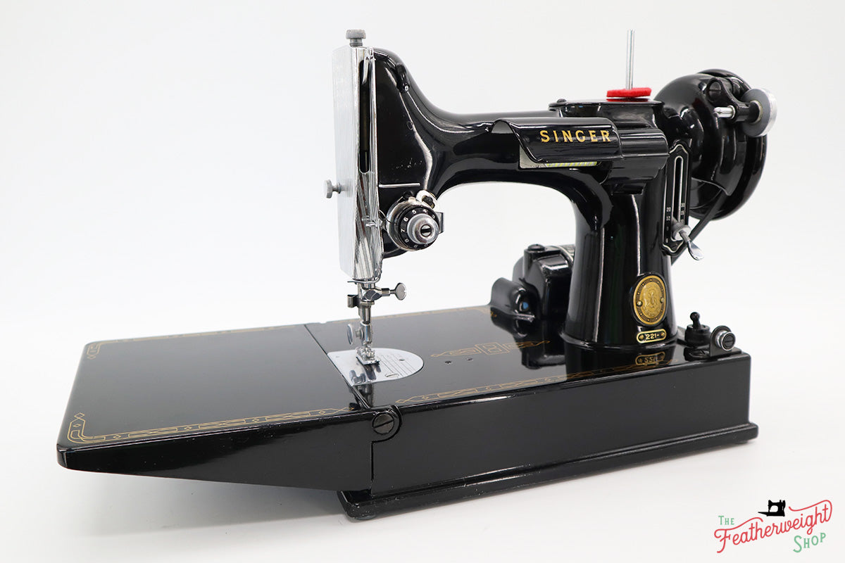 Singer Featherweight 221 Sewing Machine, AM155***