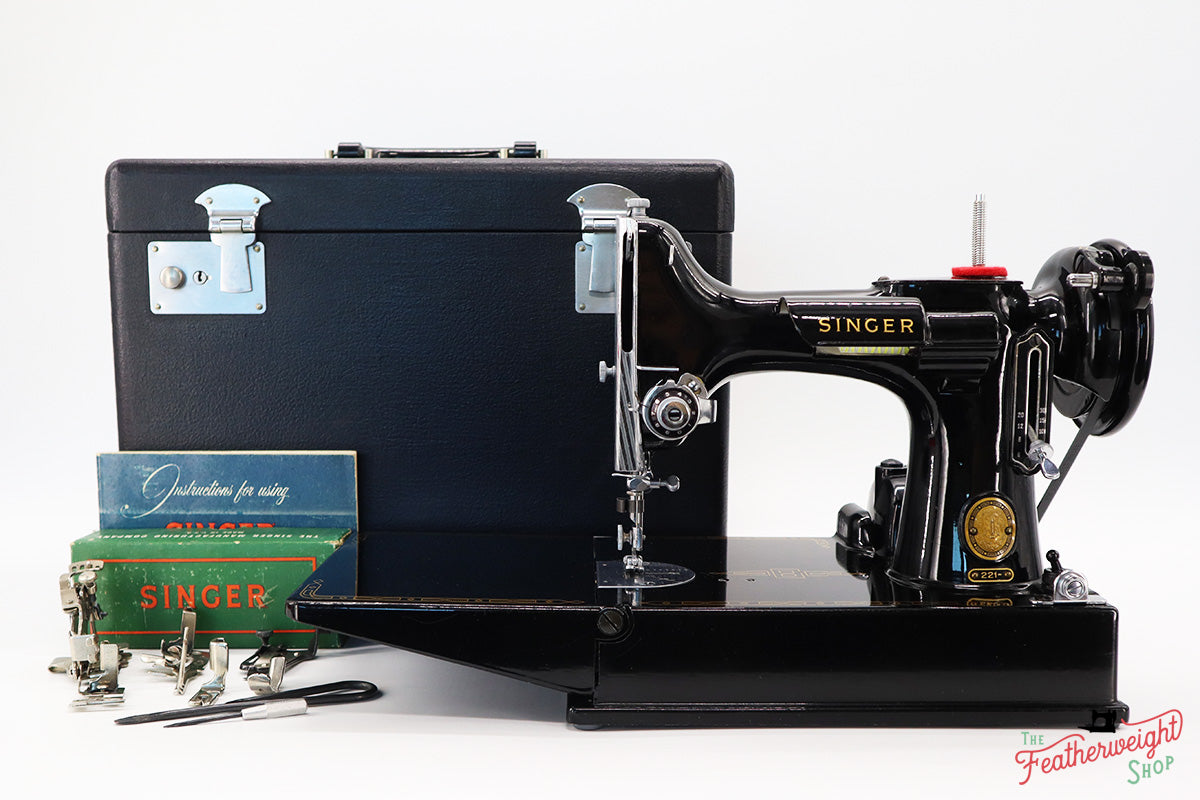 Singer Featherweight 221 Sewing Machine, AM699***