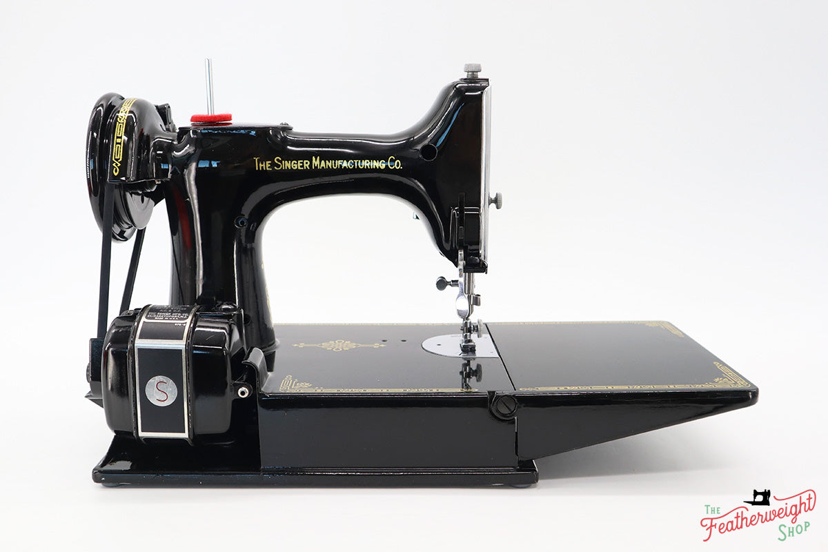 Singer Featherweight 221 Sewing Machine, AH572***