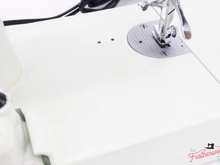 Load image into Gallery viewer, Singer Featherweight 221K Sewing Machine, WHITE EV991**