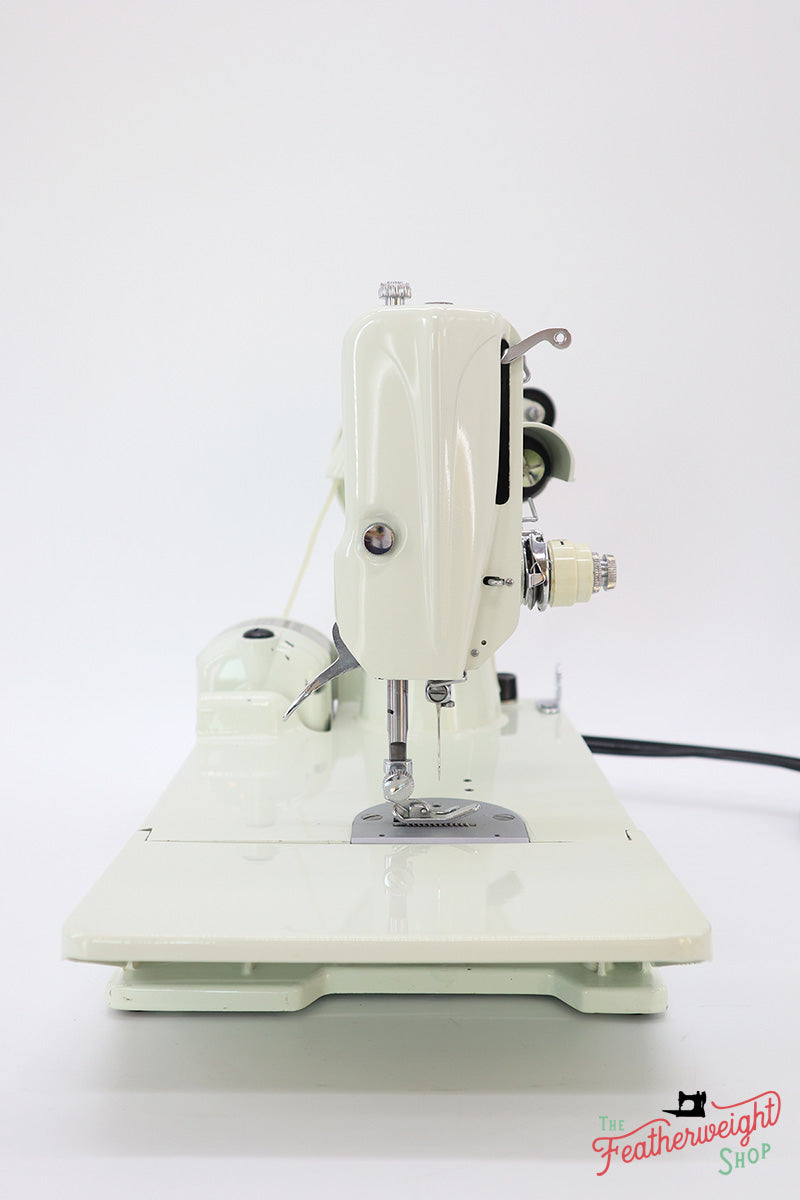 Singer Featherweight 221 Sewing Machine, WHITE EV969***