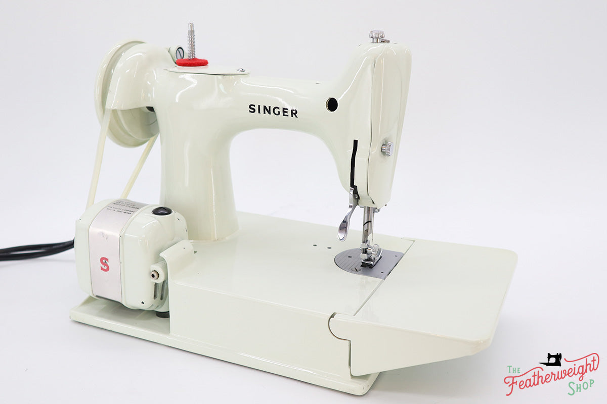 Singer Featherweight 221 Sewing Machine, WHITE EV969***