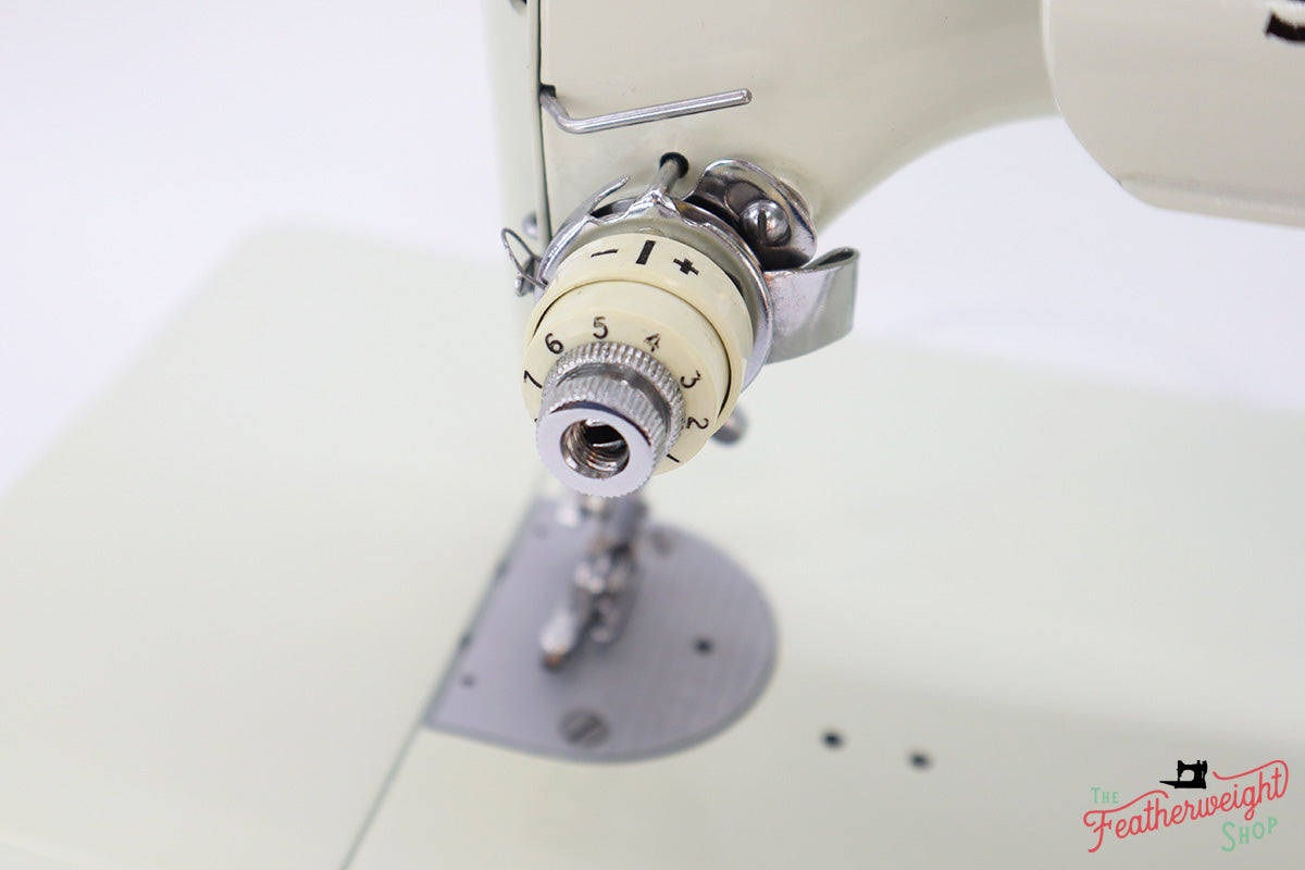 Singer Featherweight 221 Sewing Machine, WHITE EV969***