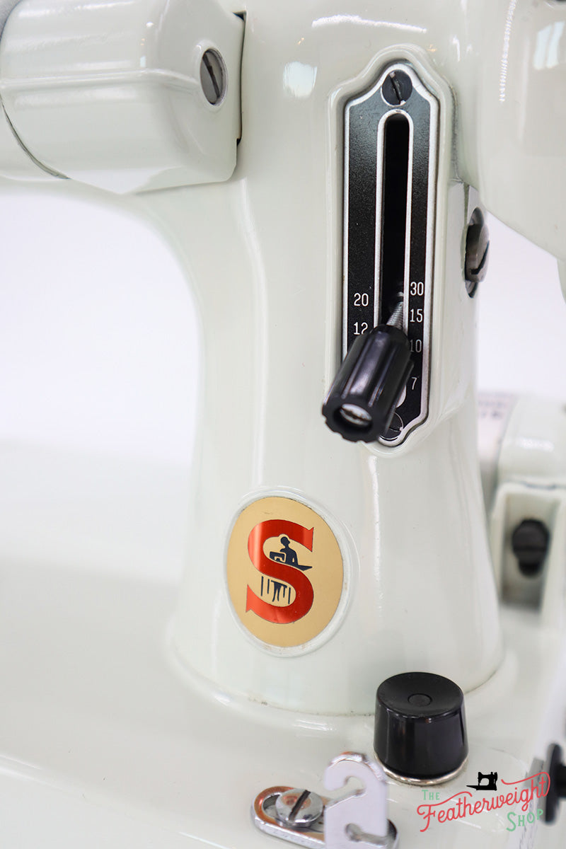 Singer Featherweight 221 Sewing Machine, WHITE EV969***