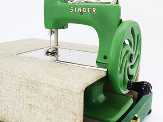 Load image into Gallery viewer, Singer Sewhandy Model 20 - Fully Restored in &#39;Peter Pan Green&#39;