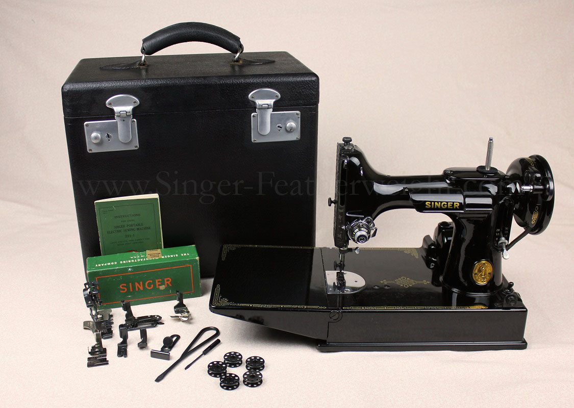 Singer Featherweight 221 Sewing Machine, Rare BLACKSIDE AG011***