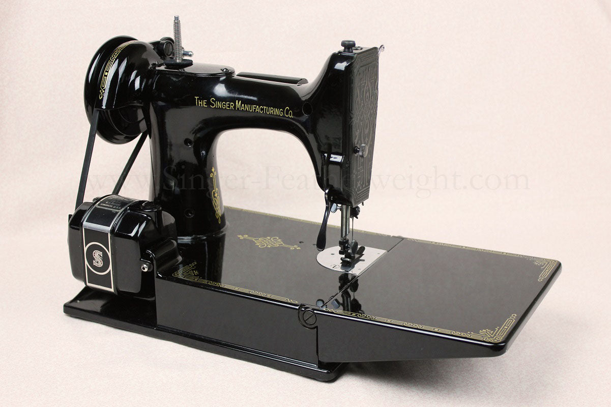 Singer Featherweight 221 Sewing Machine, Rare BLACKSIDE AG011***