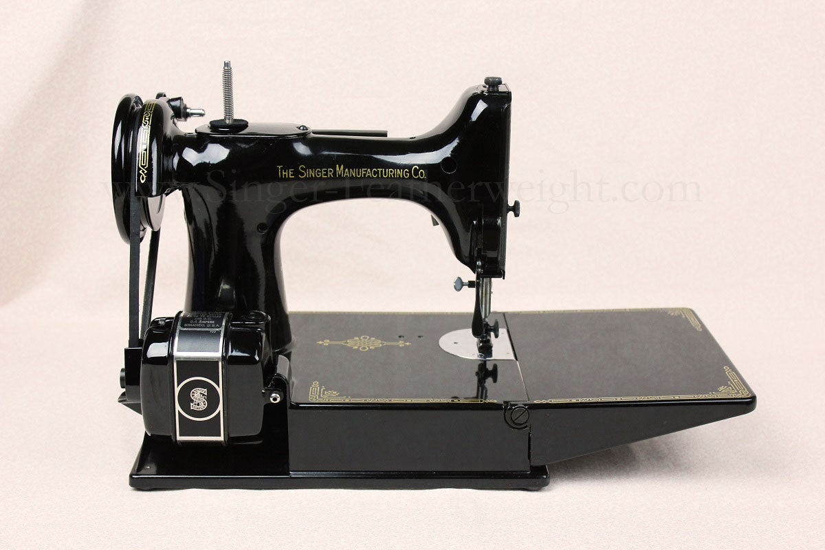 Singer Featherweight 221 Sewing Machine, Rare BLACKSIDE AG011***