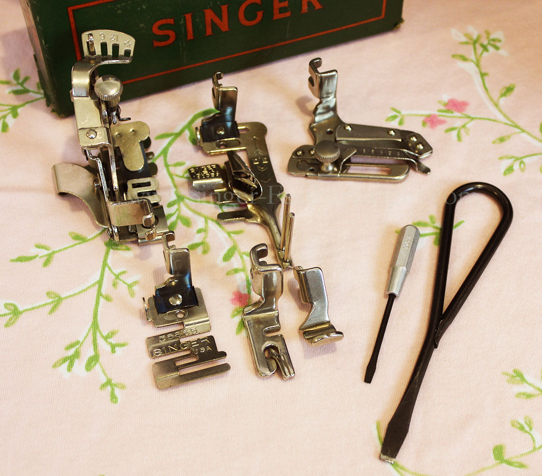 Singer Featherweight 221 Sewing Machine, AH114***