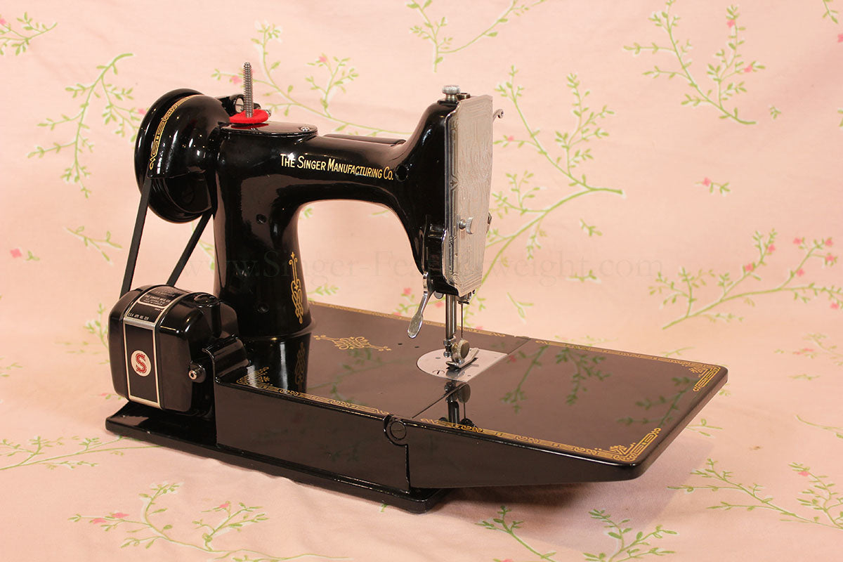 Singer Featherweight 221K Sewing Machine, Centennial EG706***