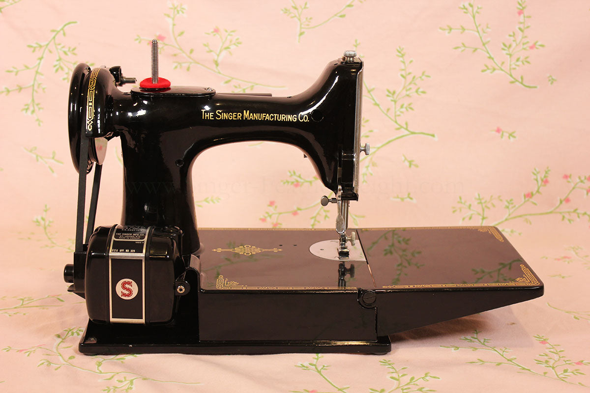 Singer Featherweight 221K Sewing Machine, Centennial EG706***