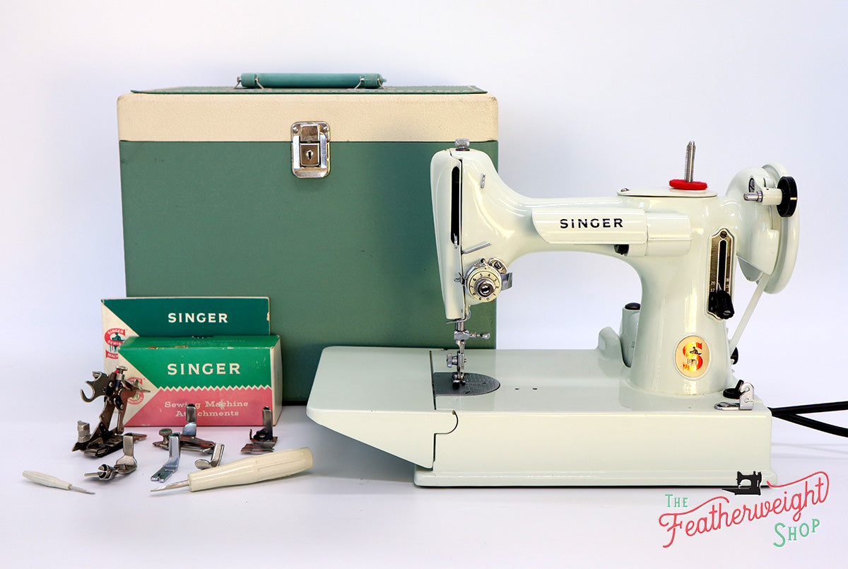 Singer Featherweight 221 Sewing Machine, WHITE EV986***