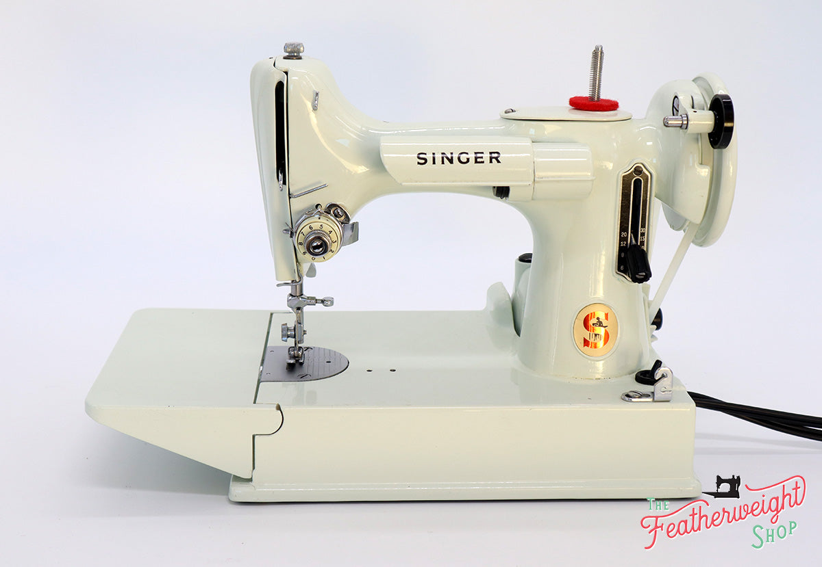 Singer Featherweight 221 Sewing Machine, WHITE EV986***