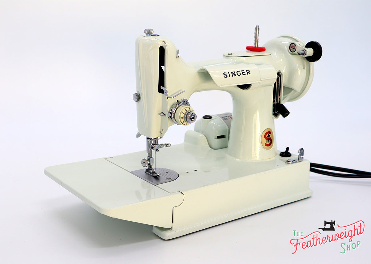 Singer Featherweight 221 Sewing Machine, WHITE EV986***