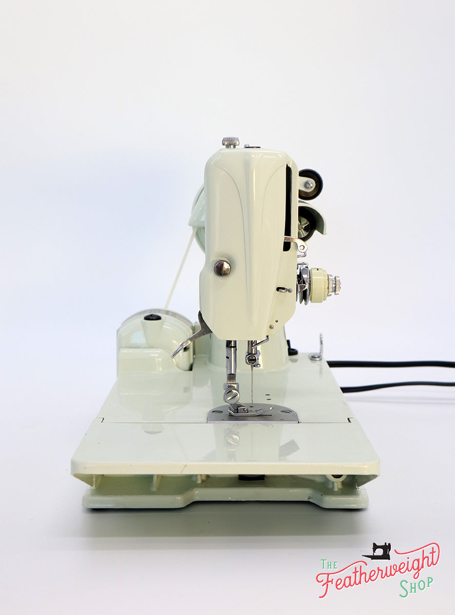 Singer Featherweight 221 Sewing Machine, WHITE EV986***