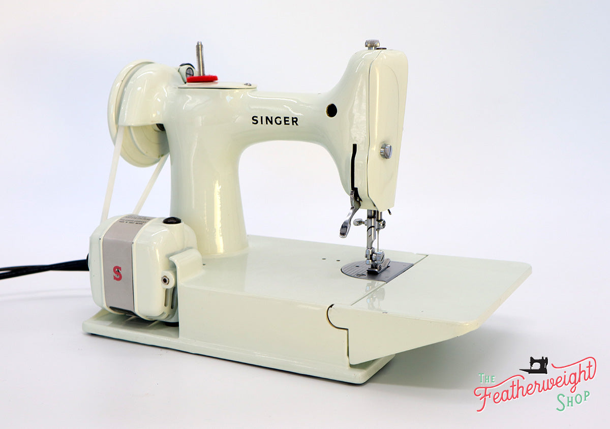 Singer Featherweight 221 Sewing Machine, WHITE EV986***