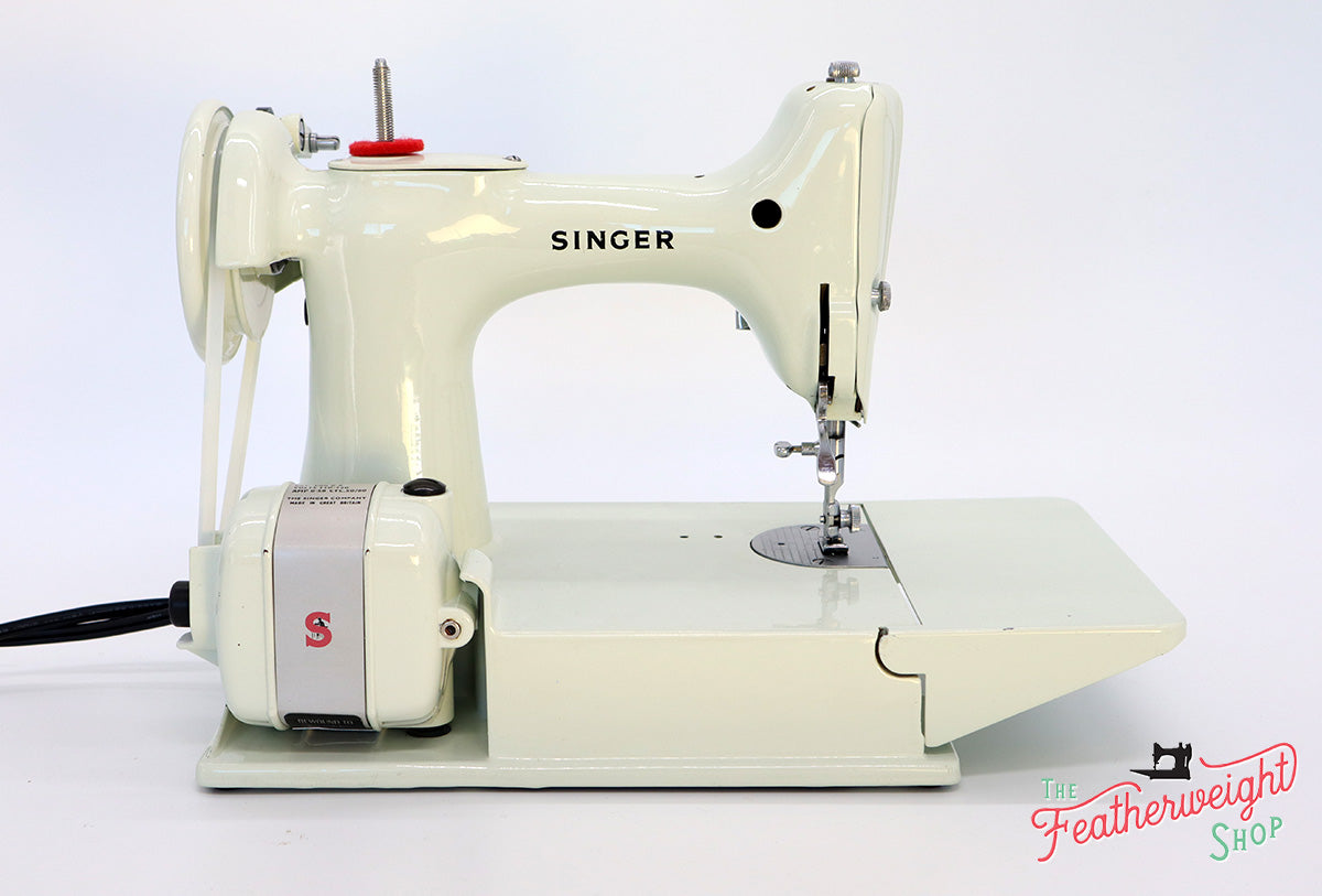 Singer Featherweight 221 Sewing Machine, WHITE EV986***