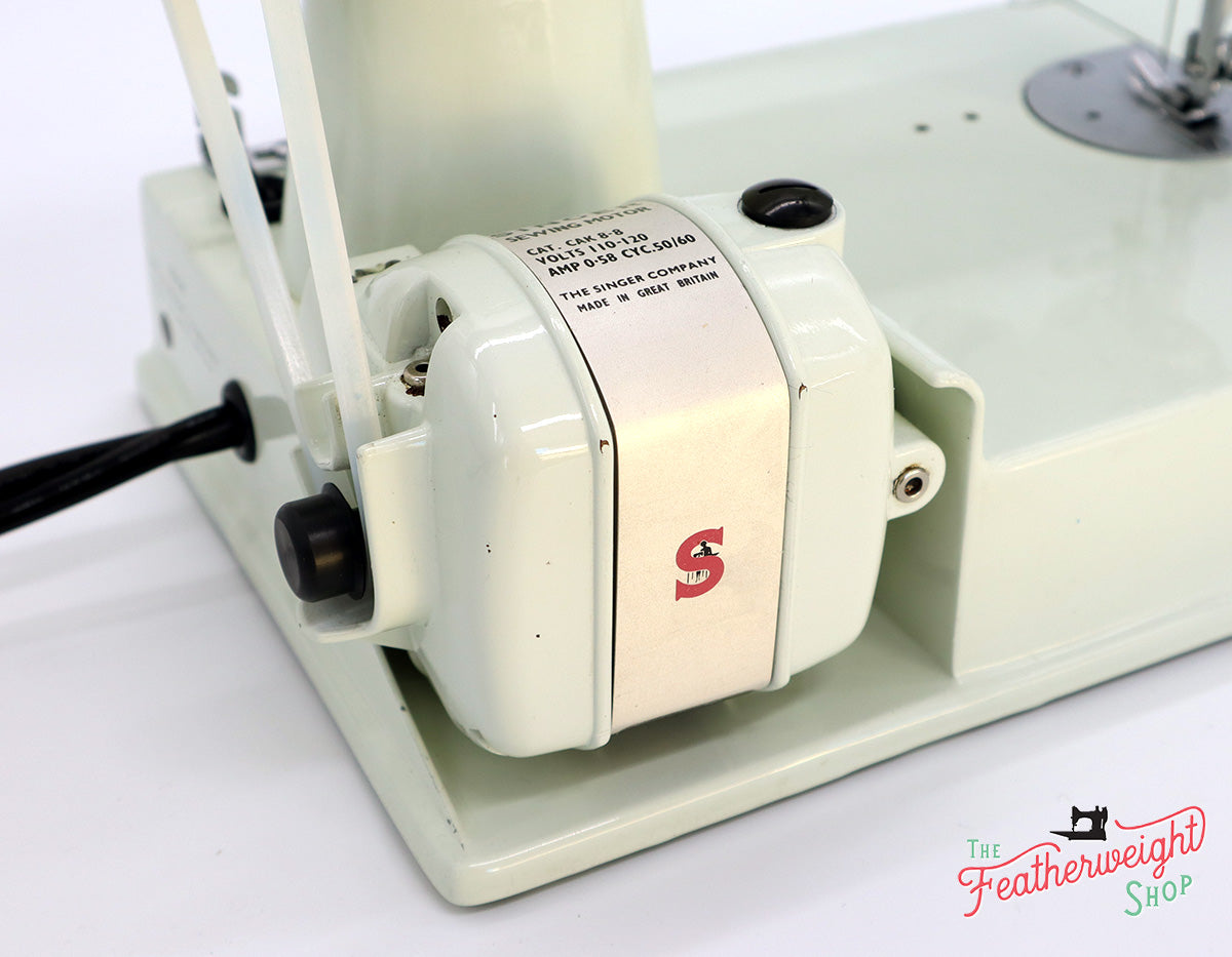 Singer Featherweight 221 Sewing Machine, WHITE EV986***