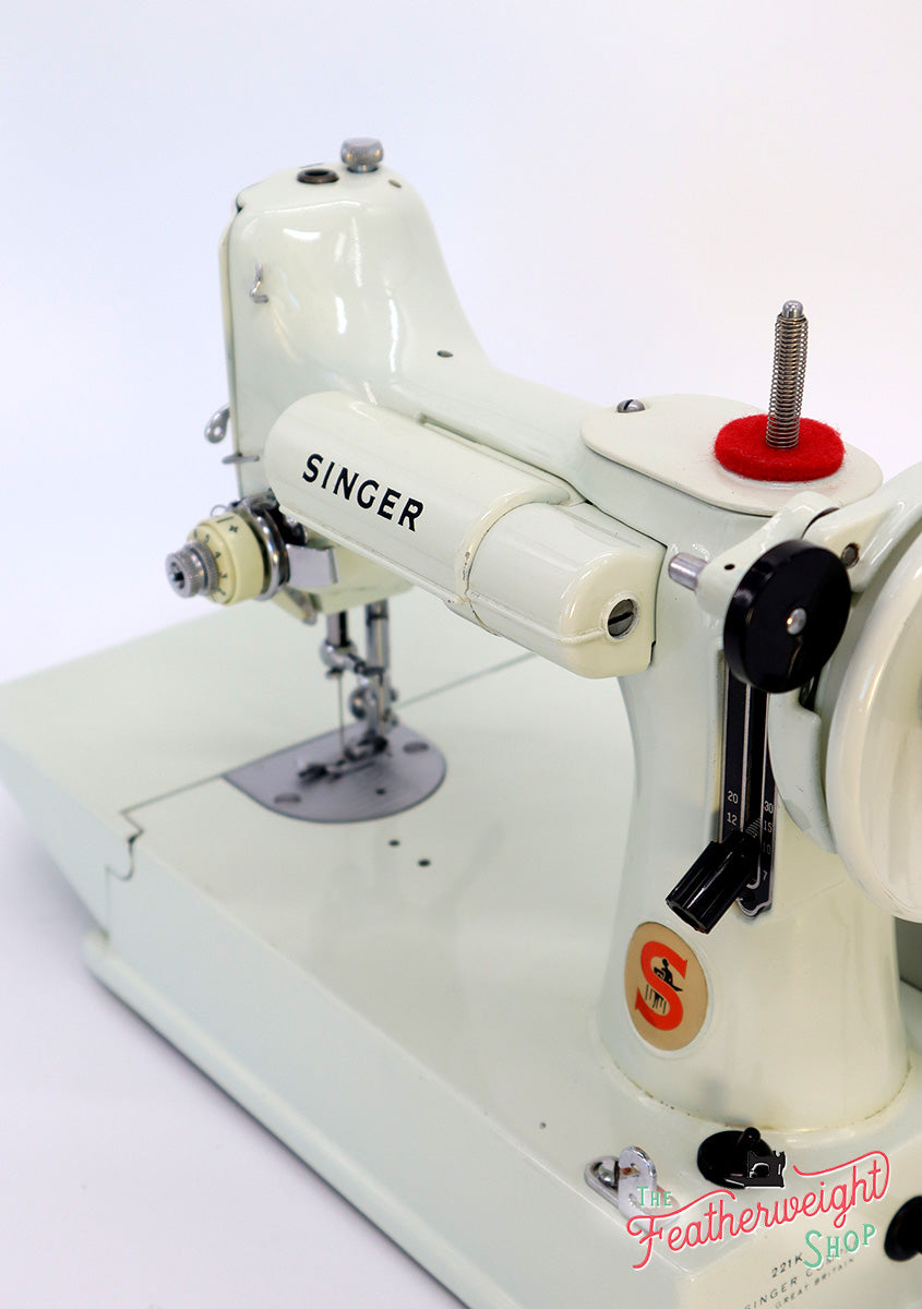 Singer Featherweight 221 Sewing Machine, WHITE EV986***