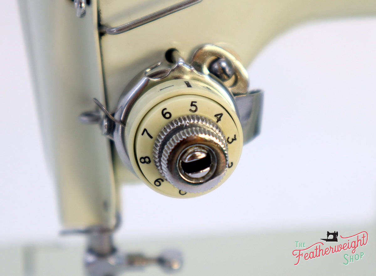 Singer Featherweight 221 Sewing Machine, WHITE EV986***