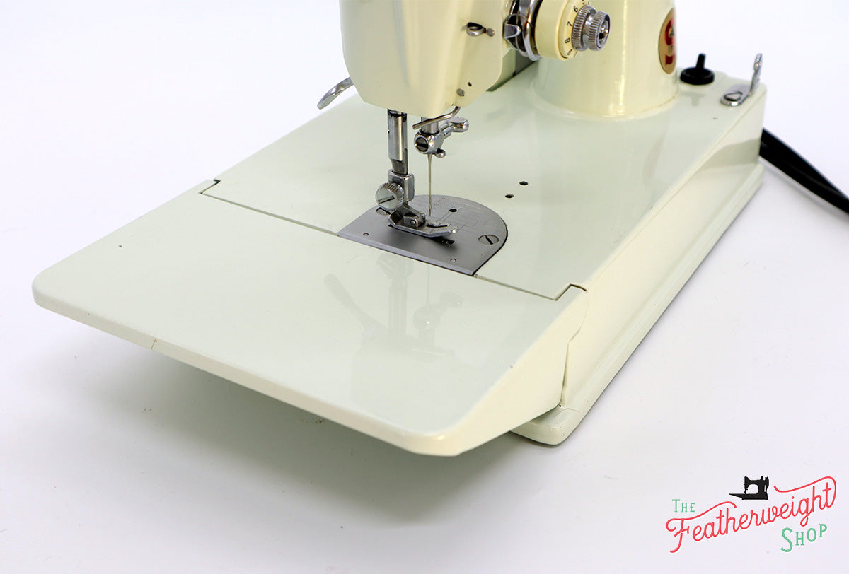 Singer Featherweight 221 Sewing Machine, WHITE EV986***