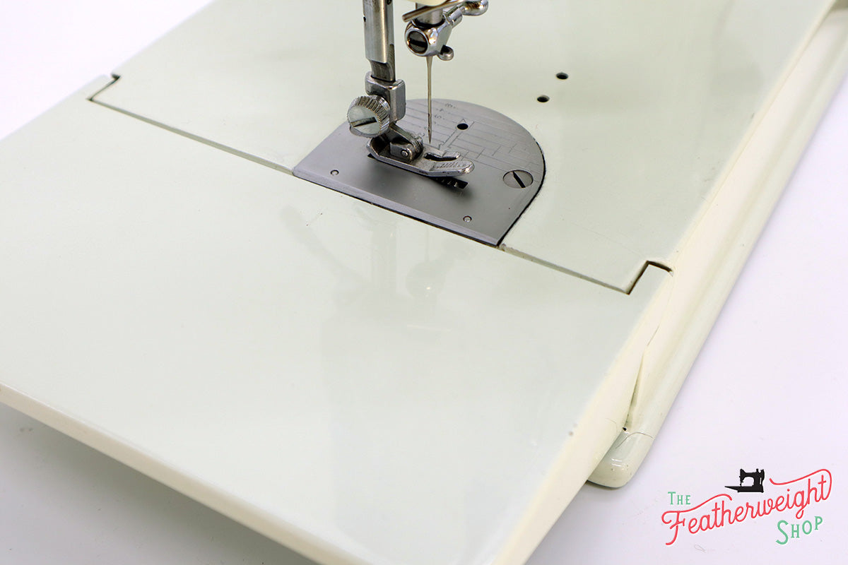 Singer Featherweight 221 Sewing Machine, WHITE EV986***