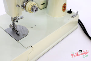 Singer Featherweight 221 Sewing Machine, WHITE EV986***