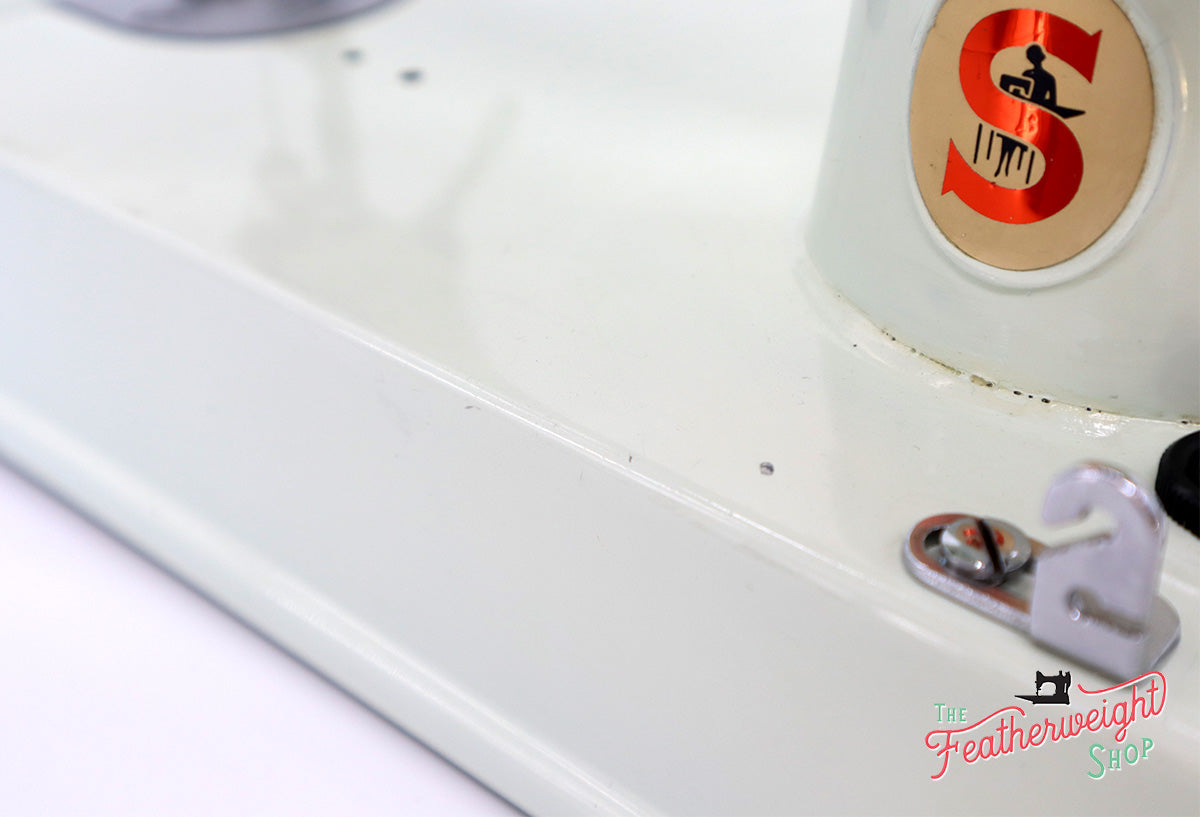 Singer Featherweight 221 Sewing Machine, WHITE EV986***