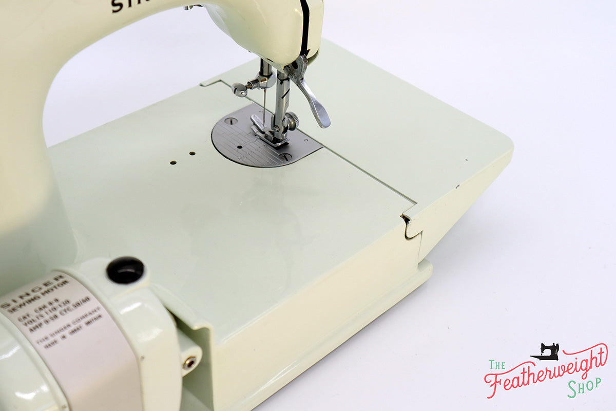 Singer Featherweight 221 Sewing Machine, WHITE EV986***