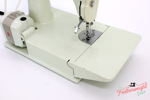 Singer Featherweight 221 Sewing Machine, WHITE EV986***