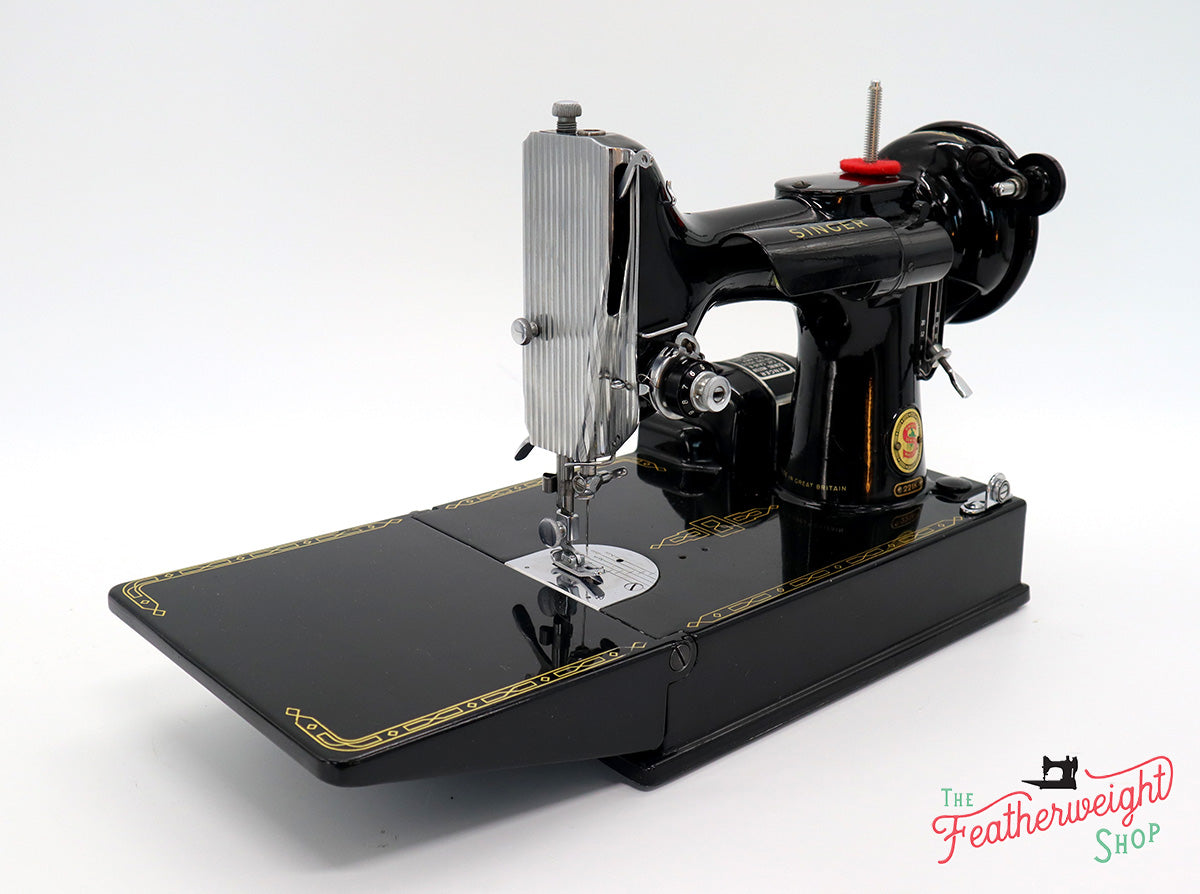 Singer Featherweight 221K Sewing Machine, RED "S" ES249***