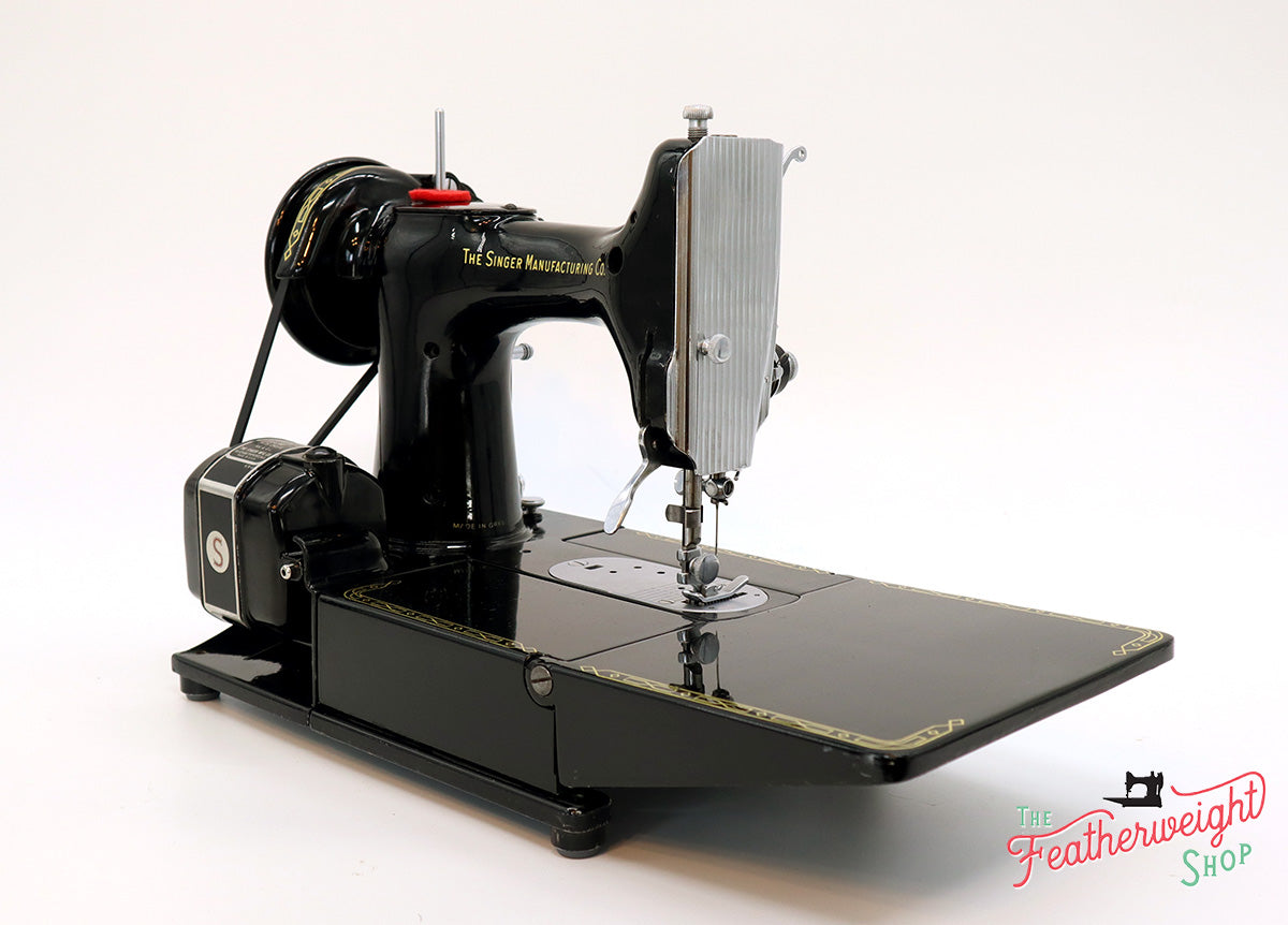 Singer Featherweight 222K Sewing Machine, RED "S" ES167***