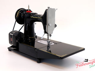 Load image into Gallery viewer, Singer Featherweight 222K Sewing Machine EK325***