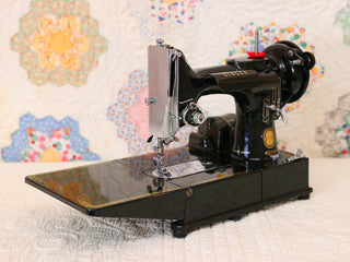 Load image into Gallery viewer, Singer Featherweight 222K Sewing Machine EM6011**