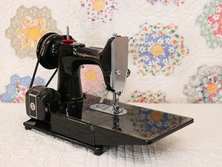 Load image into Gallery viewer, Singer Featherweight 222K Sewing Machine EM6011**