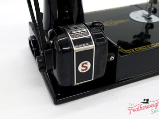 Load image into Gallery viewer, Singer Featherweight 221K Sewing Machine EM599***