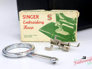 Load image into Gallery viewer, Singer Featherweight 222K Sewing Machine EM6024**