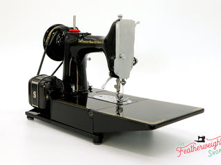 Load image into Gallery viewer, Singer Featherweight 222K Sewing Machine EM6024**