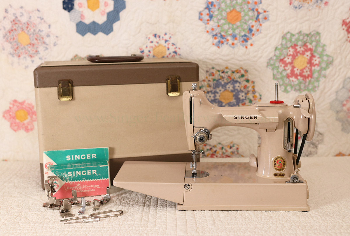 Singer Featherweight 221 Sewing Machine, TAN ES879***