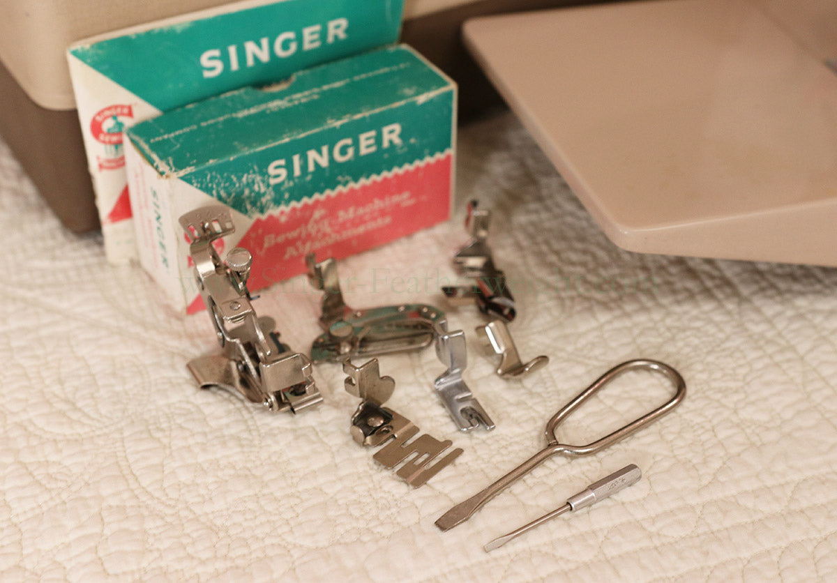 Singer Featherweight 221 Sewing Machine, TAN ES879***