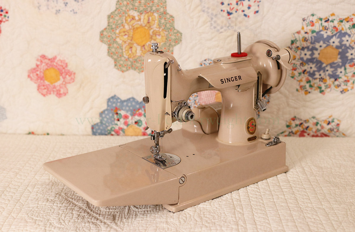 Singer Featherweight 221 Sewing Machine, TAN ES879***