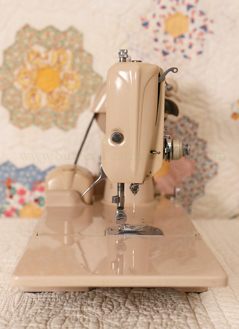 Singer Featherweight 221 Sewing Machine, TAN ES879***