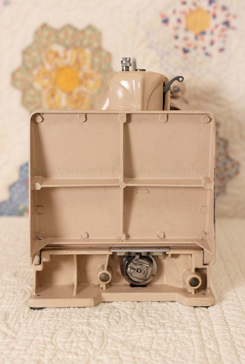 Singer Featherweight 221 Sewing Machine, TAN ES879***