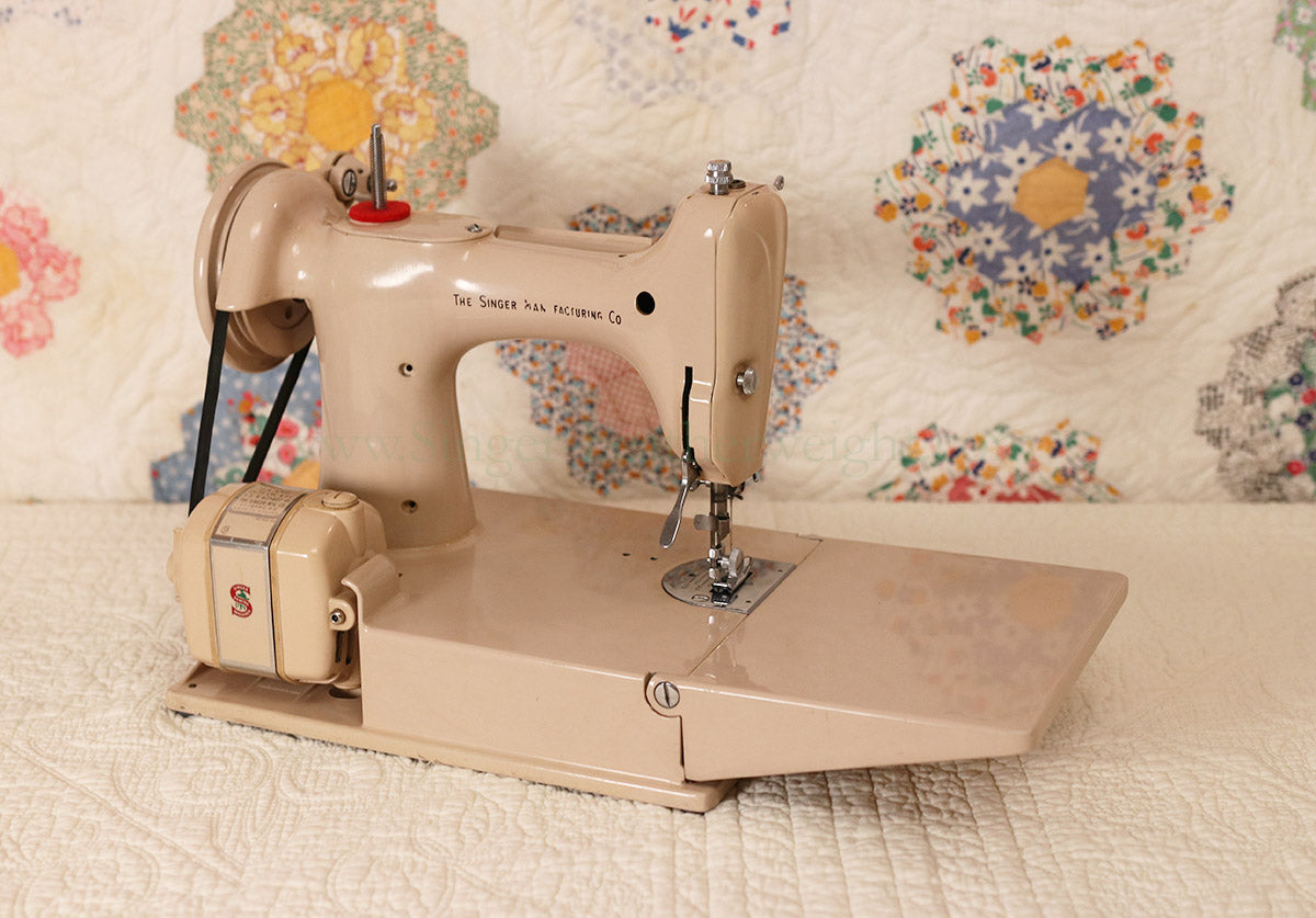 Singer Featherweight 221 Sewing Machine, TAN ES879***