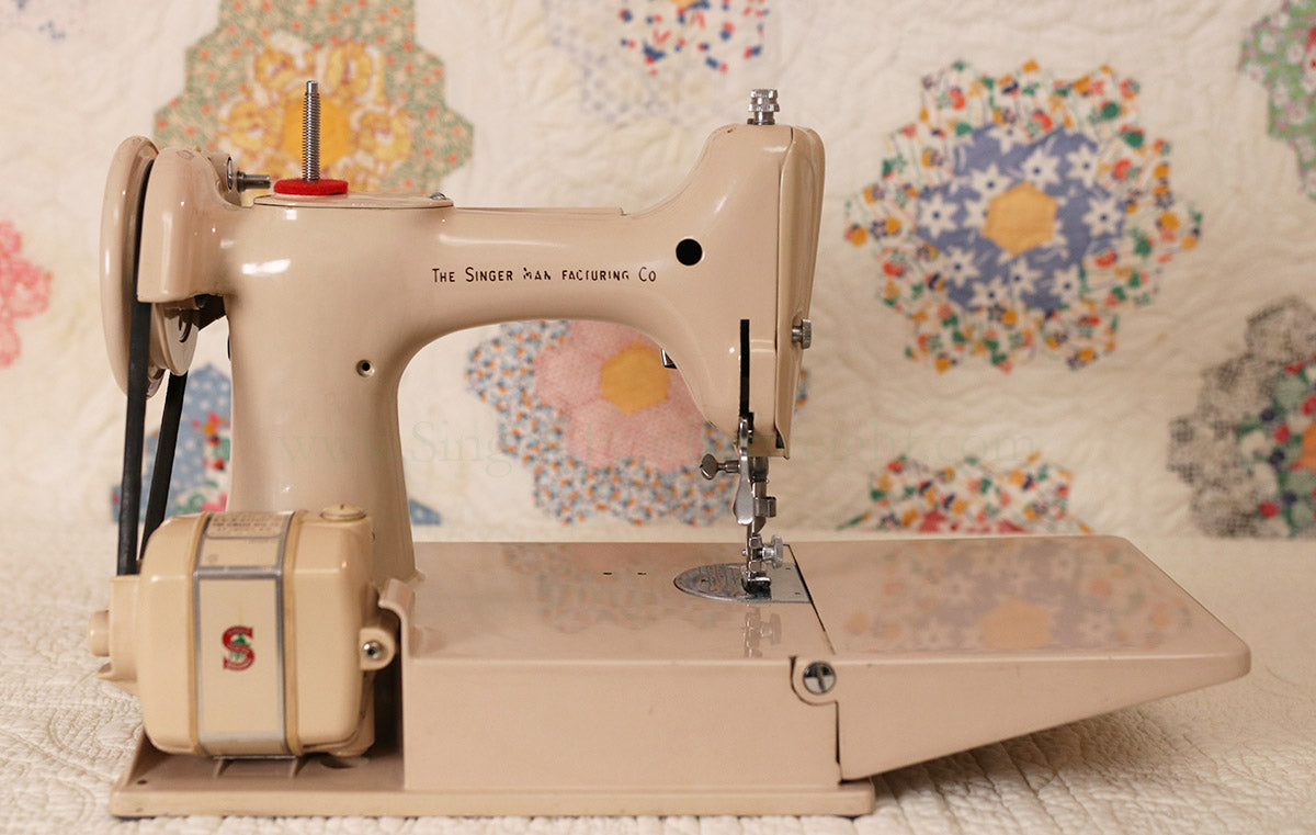 Singer Featherweight 221 Sewing Machine, TAN ES879***