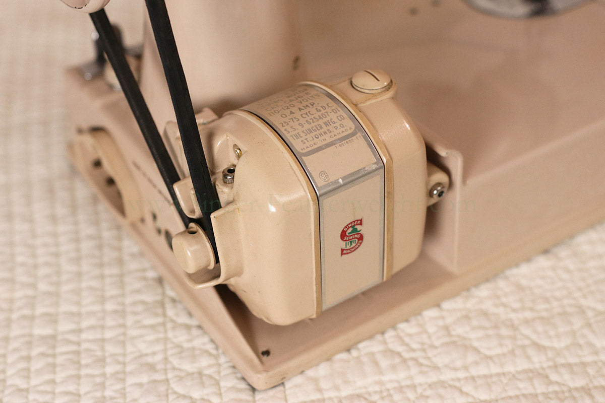 Singer Featherweight 221 Sewing Machine, TAN ES879***