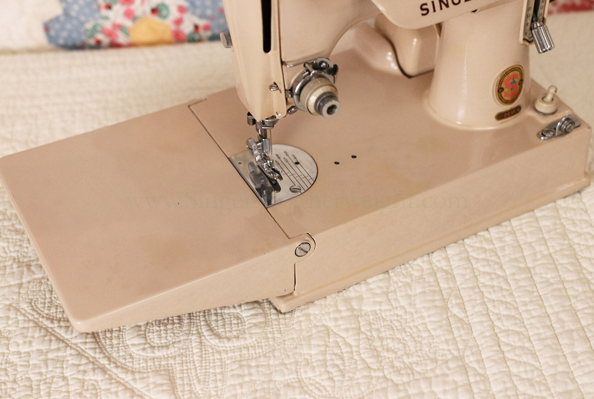 Singer Featherweight 221 Sewing Machine, TAN ES879***