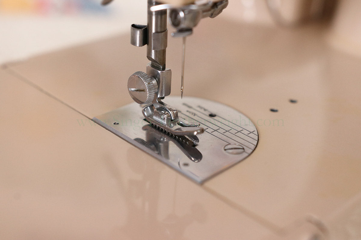 Singer Featherweight 221 Sewing Machine, TAN ES879***