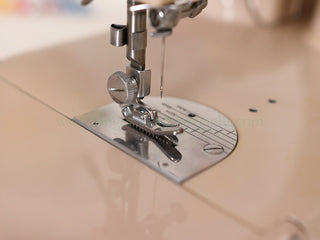 Load image into Gallery viewer, Singer Featherweight 221 Sewing Machine, TAN ES879***
